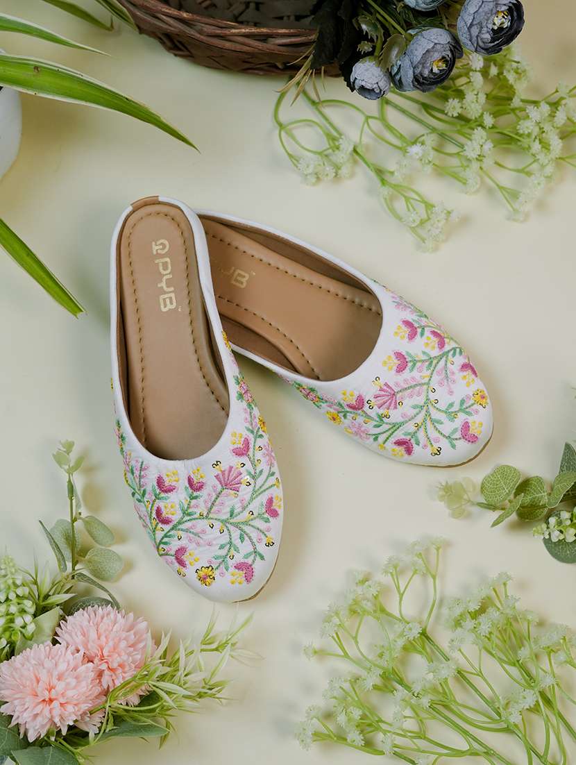 women embroidered slip on jutis