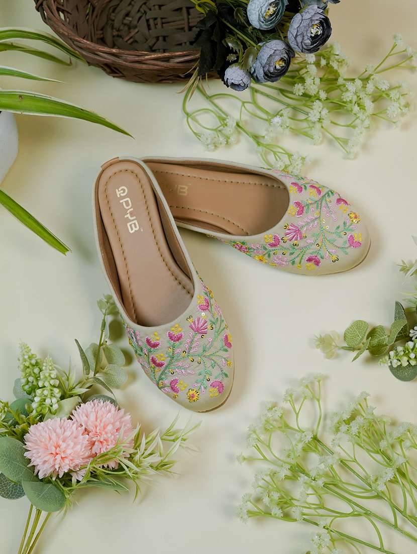 women embroidered slip on jutis