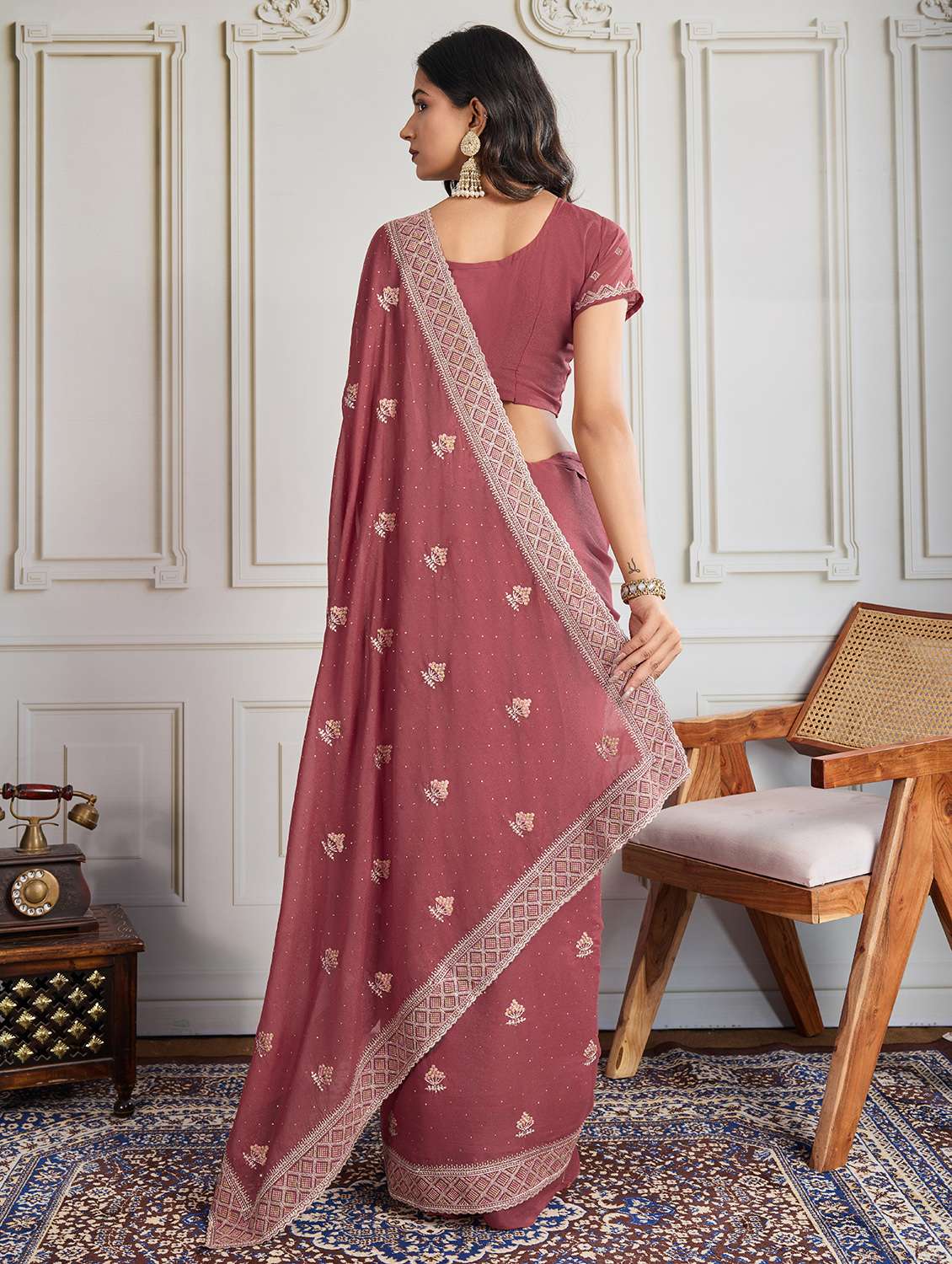 women solid with work embroidered saree with blouse - 22073986 - Standard Image - 3