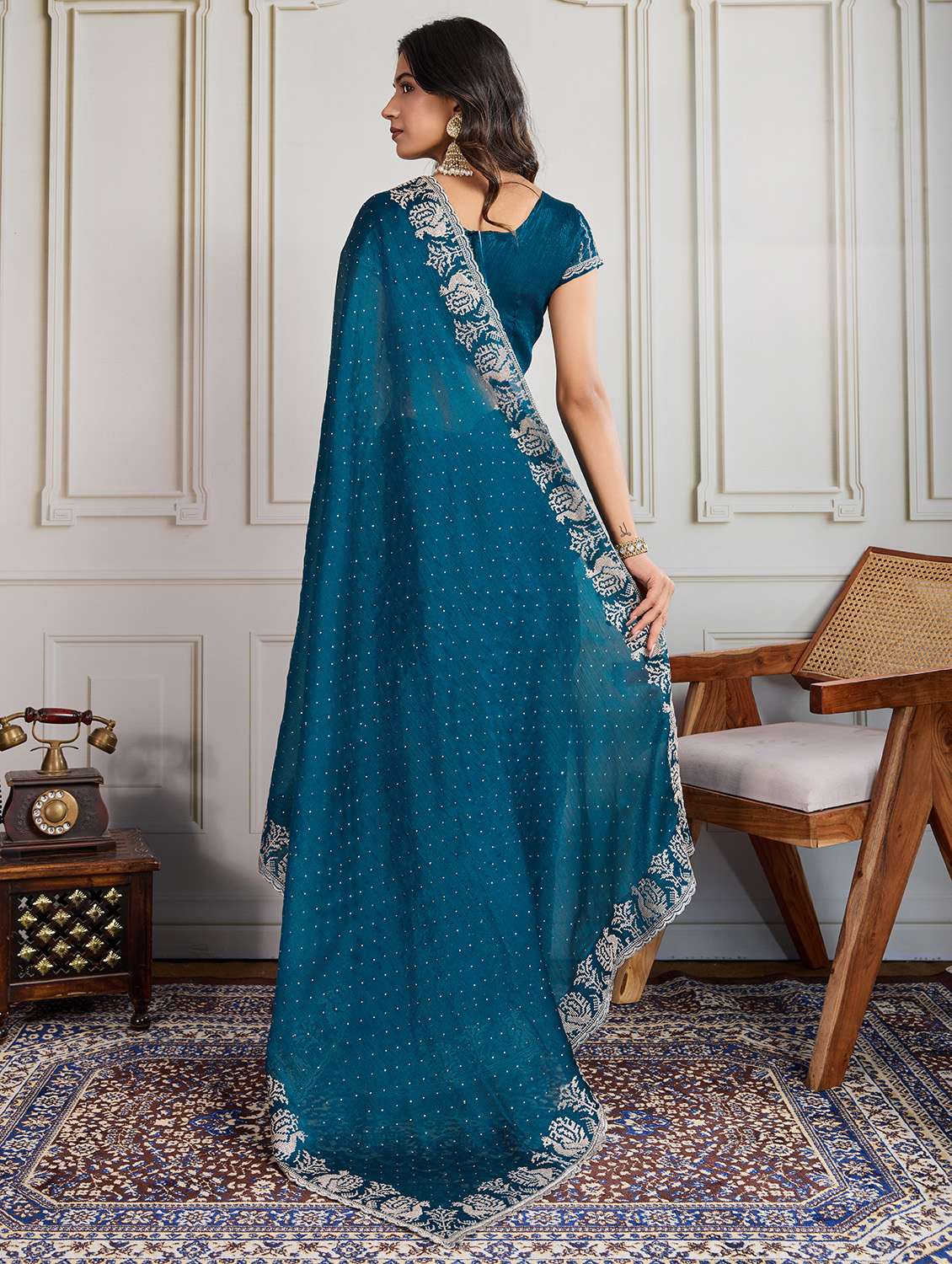 women solid with work embroidered saree with blouse - 22073988 - Standard Image - 3