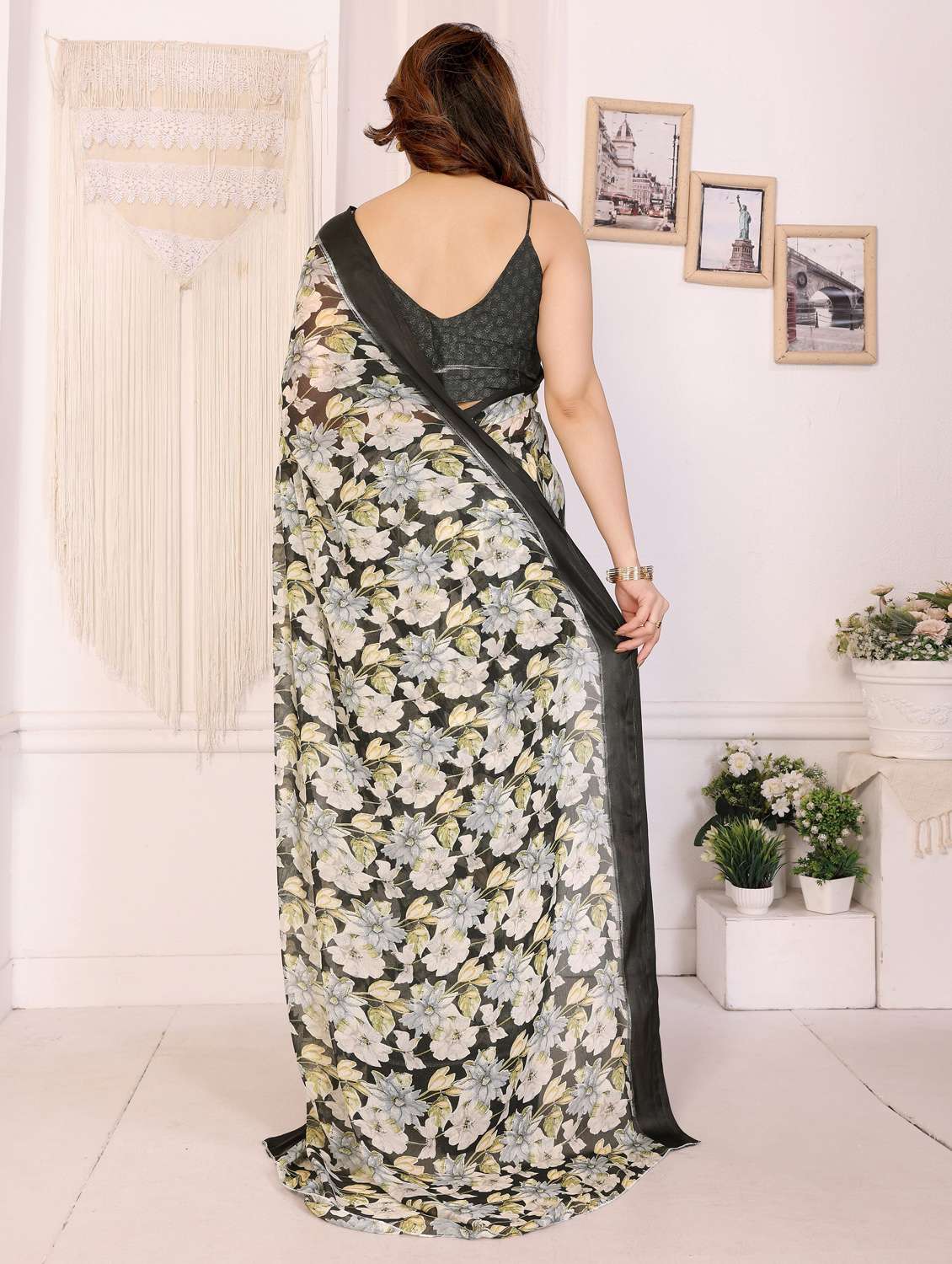 women floral printed saree with blouse - 22074114 - Standard Image - 3