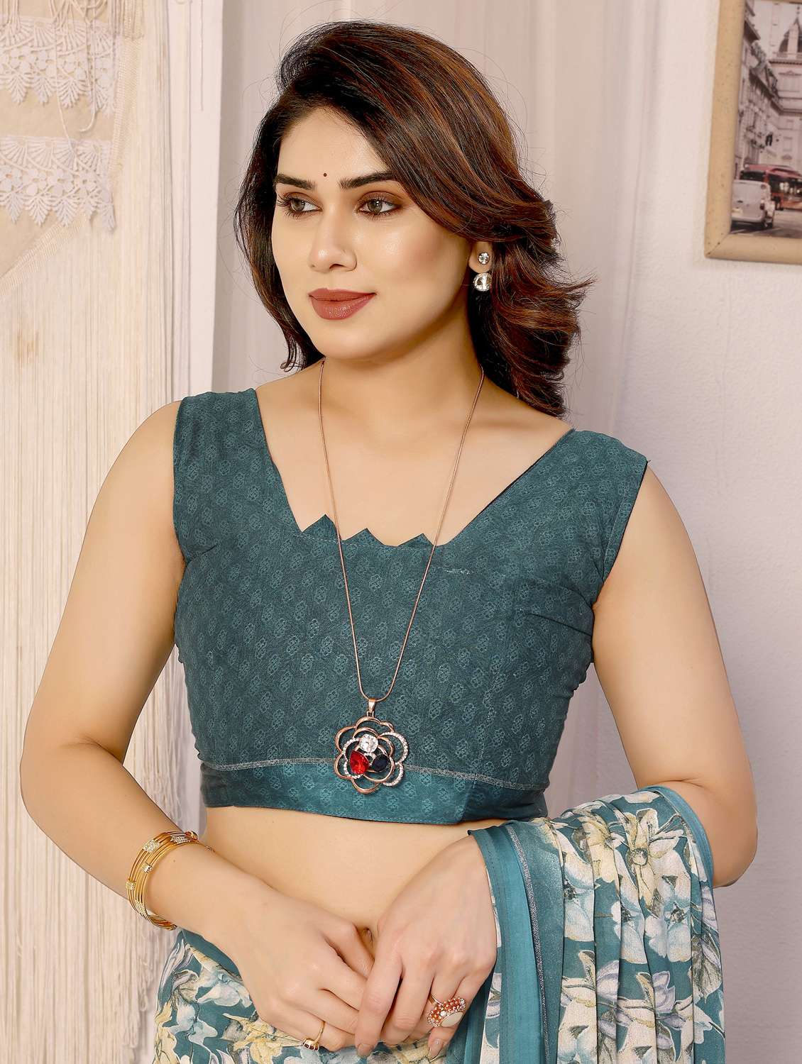 women floral printed saree with blouse - 22074121 - Standard Image - 5