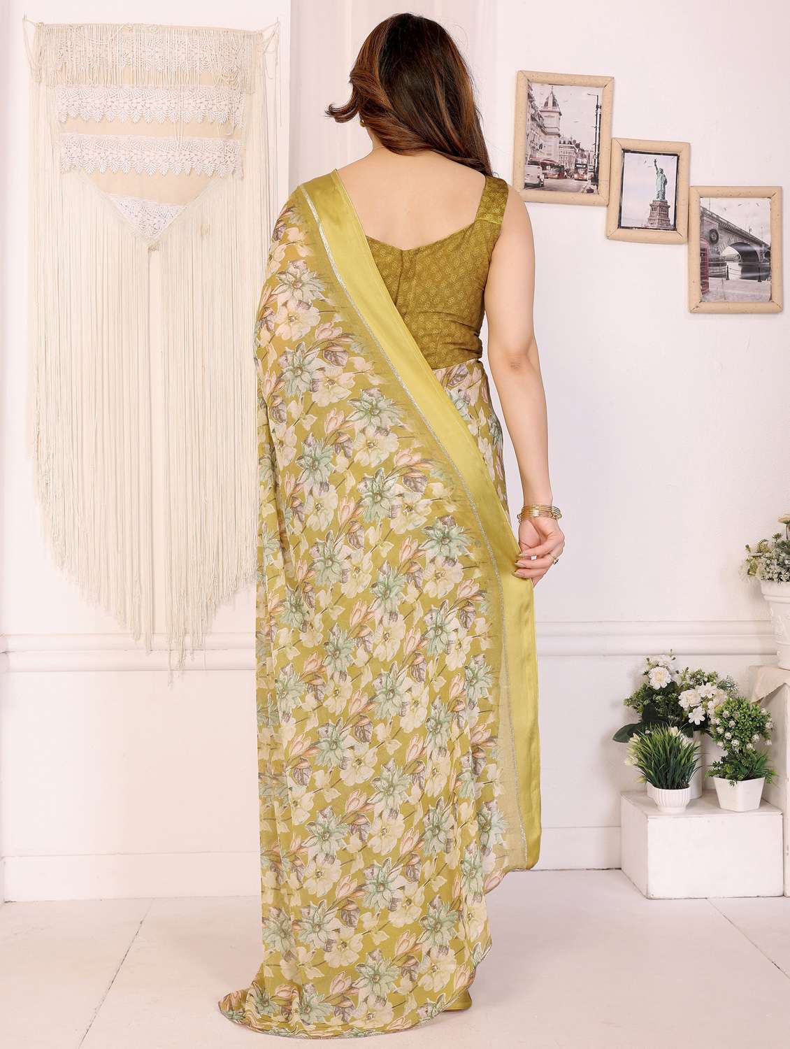 women floral printed saree with blouse - 22074123 - Standard Image - 3
