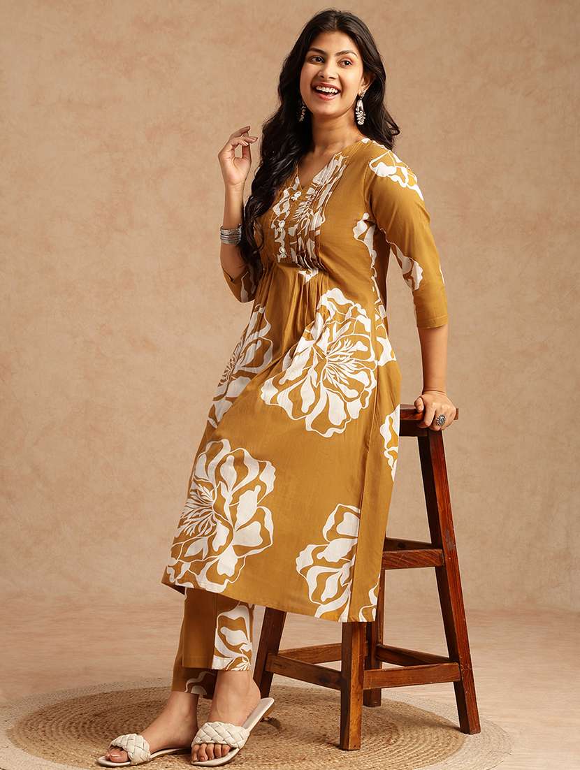 women printed three quarter sleeve kurta pant set