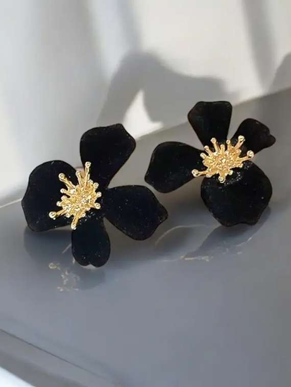 women black flower stud earring
