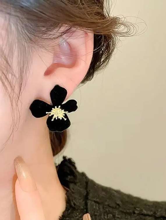 women black flower stud earring - 22074171 -  Standard Image - 3