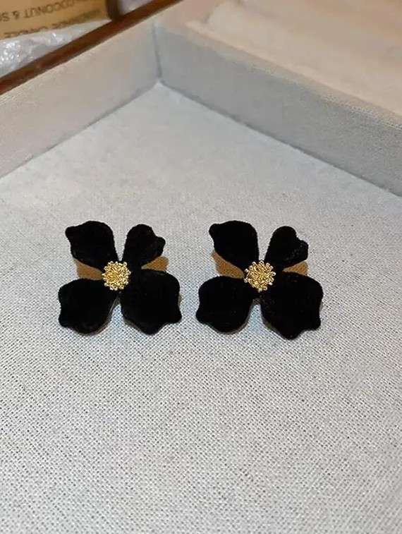 women black alloy flower shape stud earring