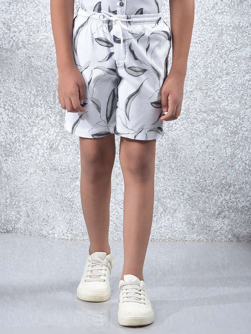 boys printed mid rise regular fit short