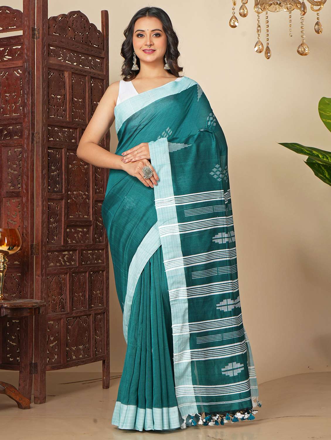 women self design handloom saree with blouse