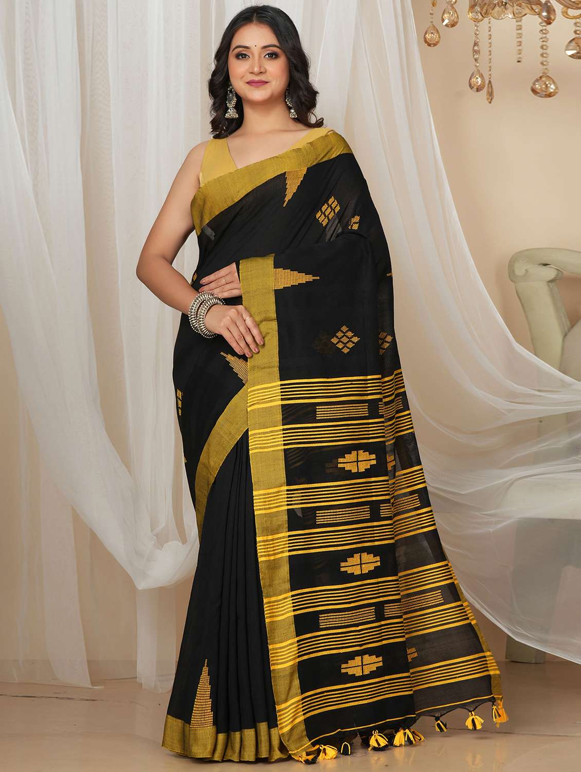 women self design handloom saree with blouse