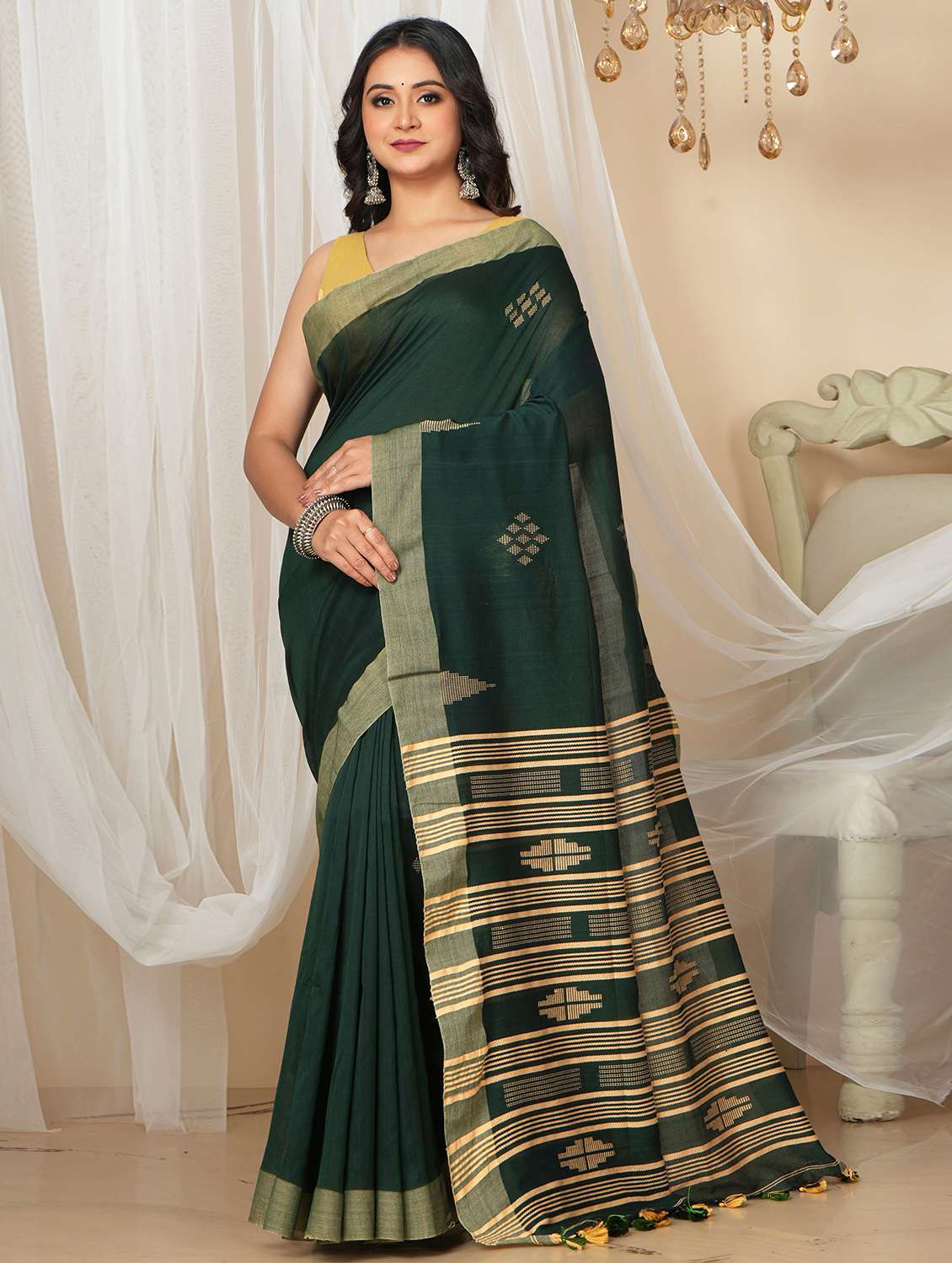 women self design handloom saree with blouse