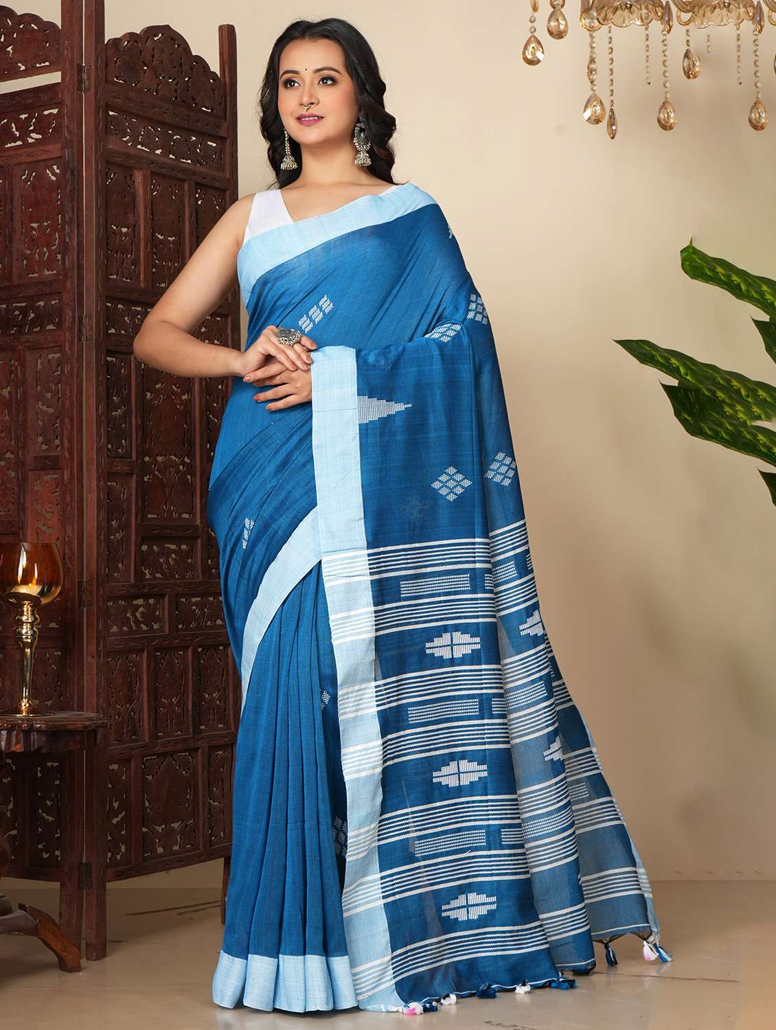 women self design handloom saree with blouse