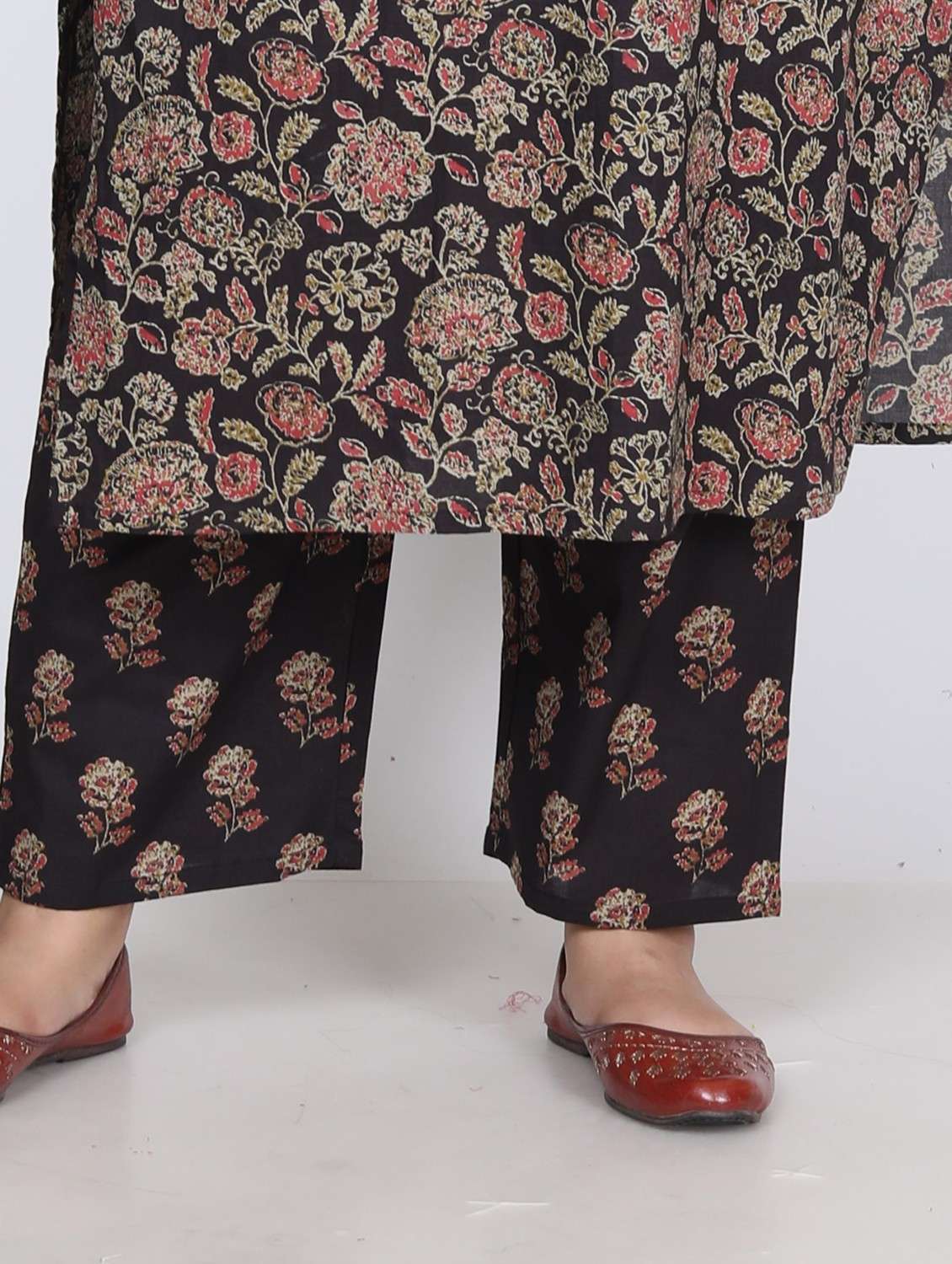 women floral printed three quarter sleeve kurta pant with dupatta set - 22076469 -  Standard Image - 3