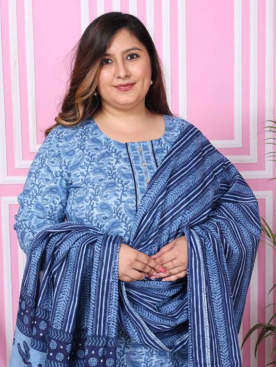 women paisley printed three quarter sleeve kurta pant with dupatta set - 22076507 -  Standard Image - 3