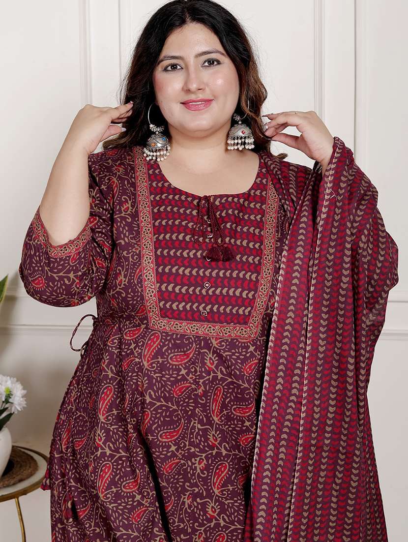 women paisley printed three quarter sleeve kurta pant with dupatta set - 22076557 -  Standard Image - 3