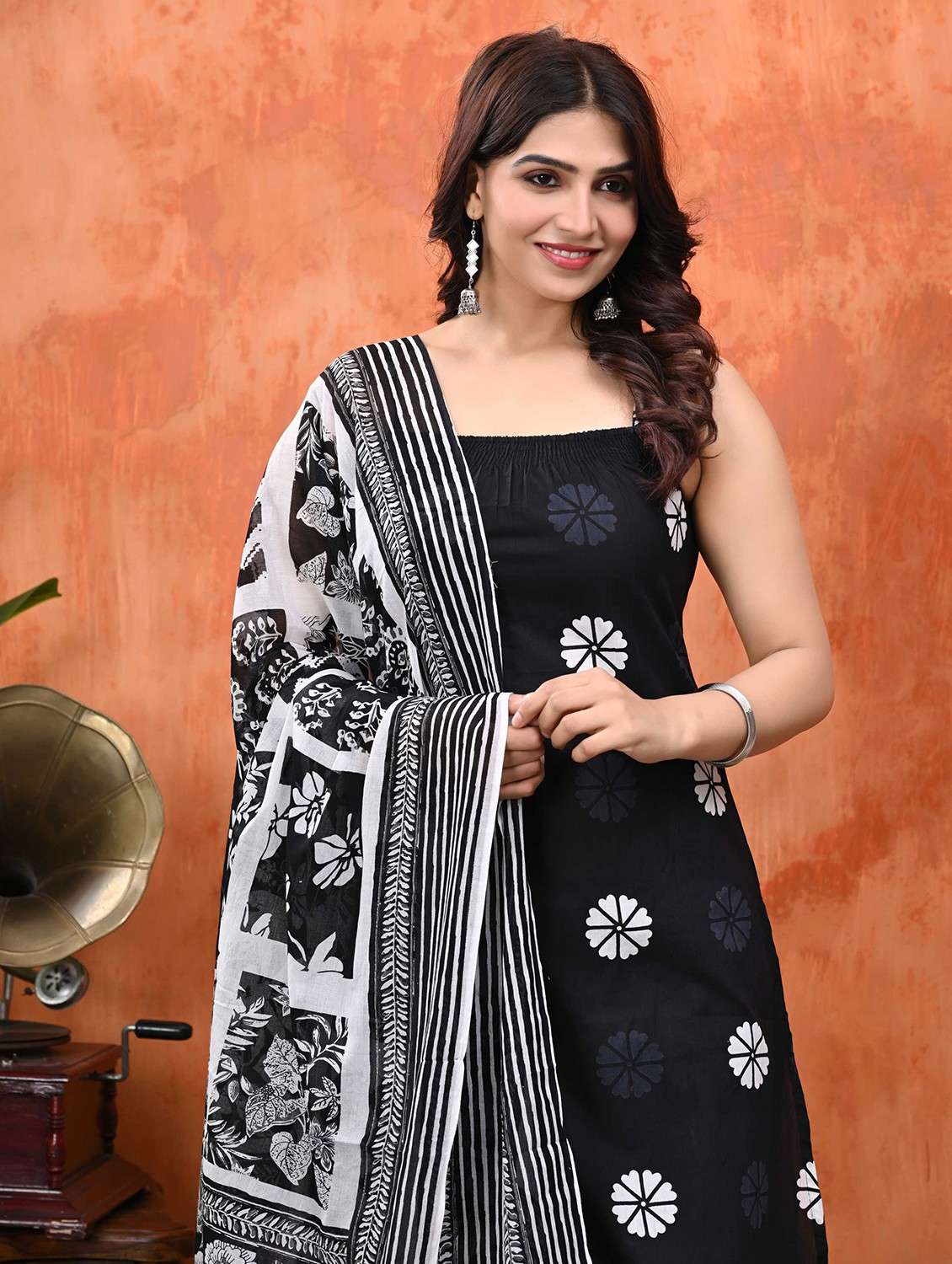 women printed shoulder strap kurta sharara with dupatta set - 22078387 - Standard Image - 5