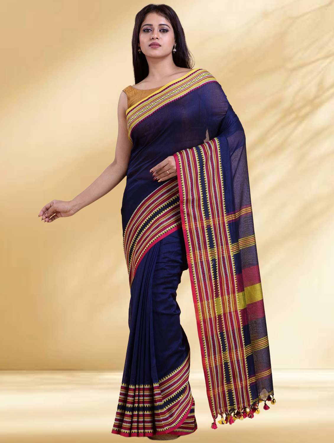 women self design handloom saree with blouse