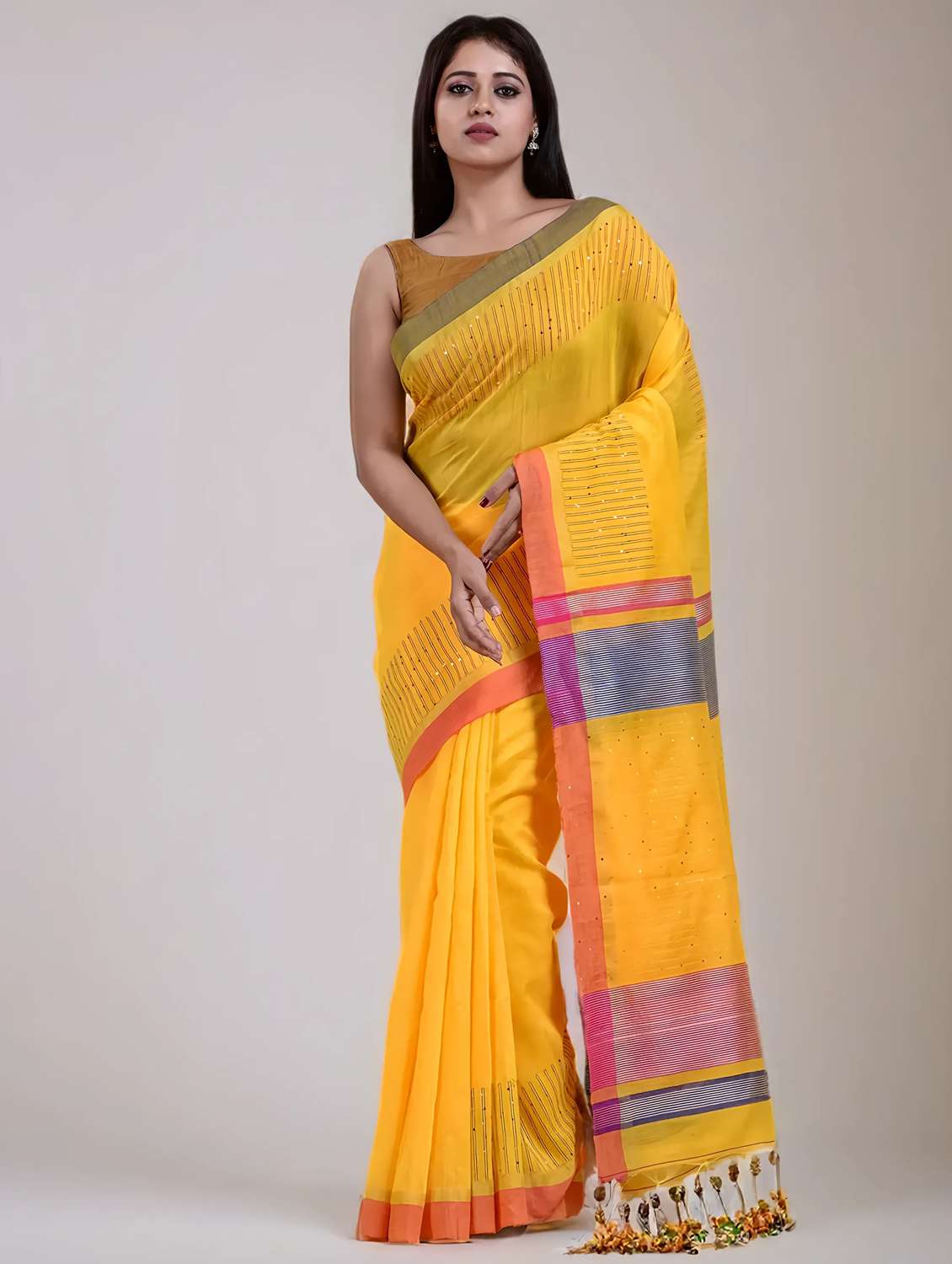 women self design handloom saree with blouse