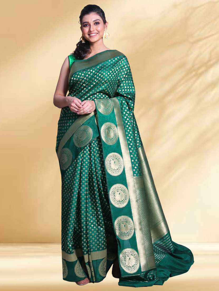 women self design bordered saree with blouse