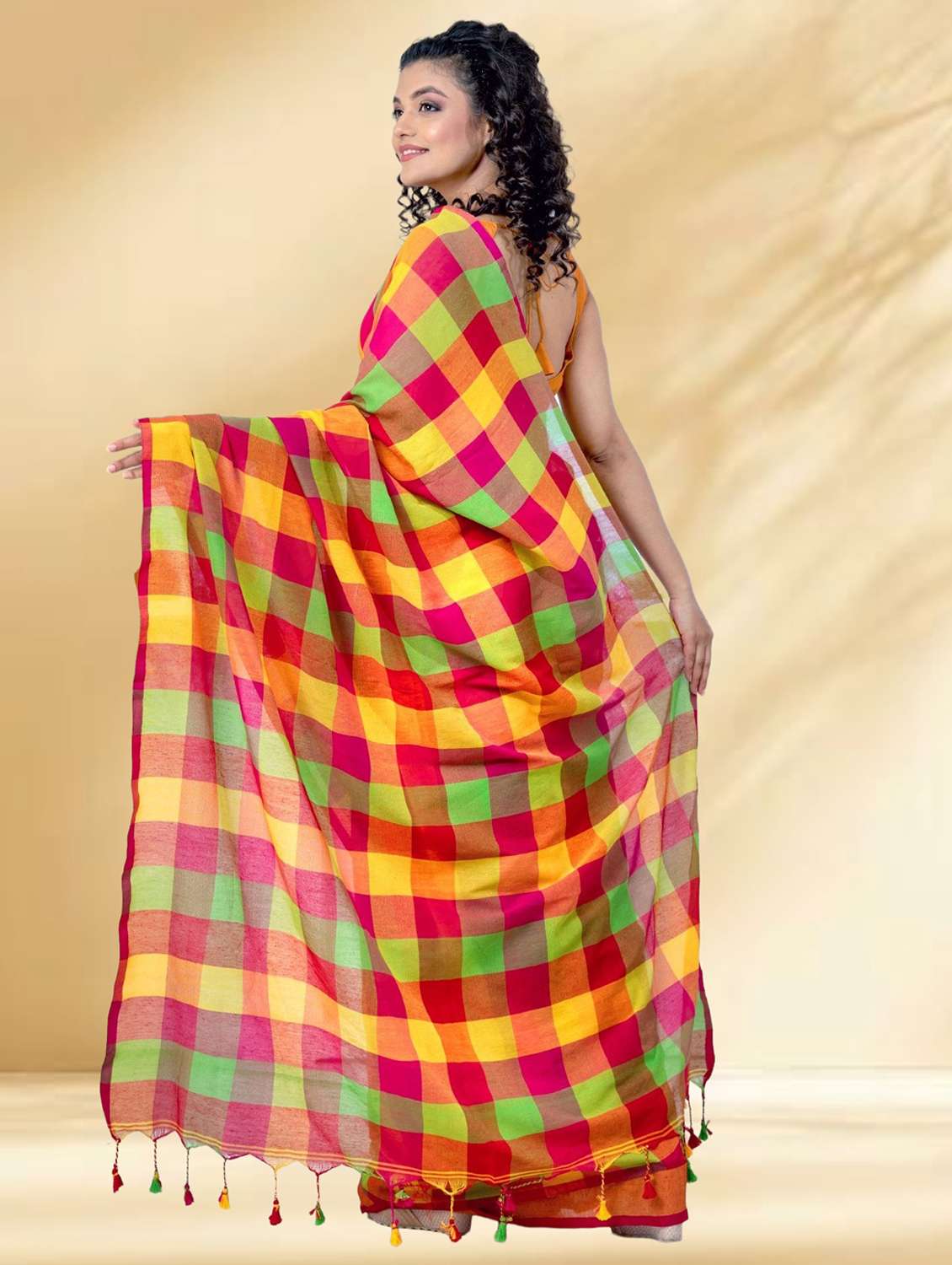 women checkered handloom saree with blouse - 22079298 -  Standard Image - 3