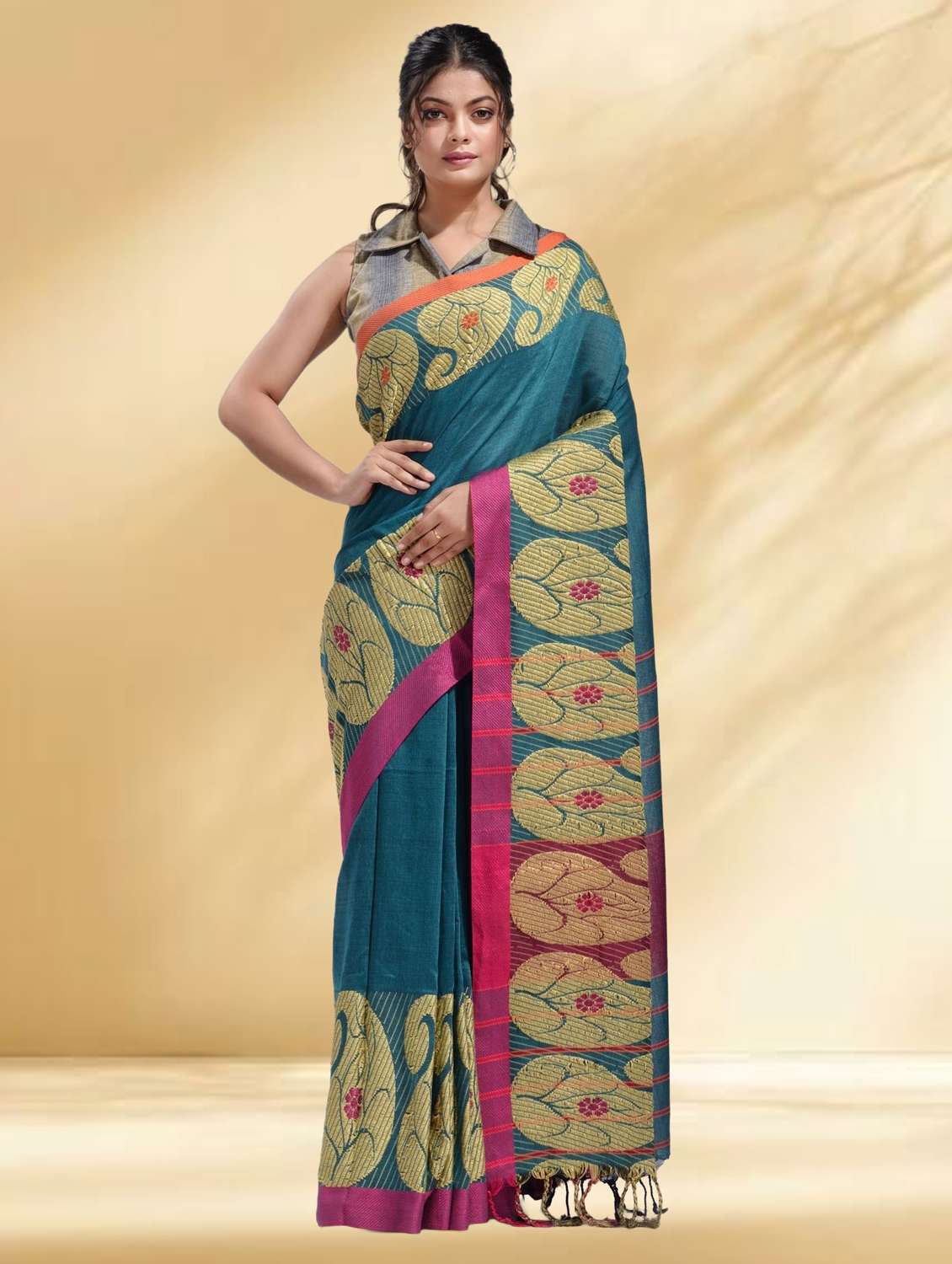women solid with bordered handloom saree with blouse - 22079301 - Zoom Image - 0