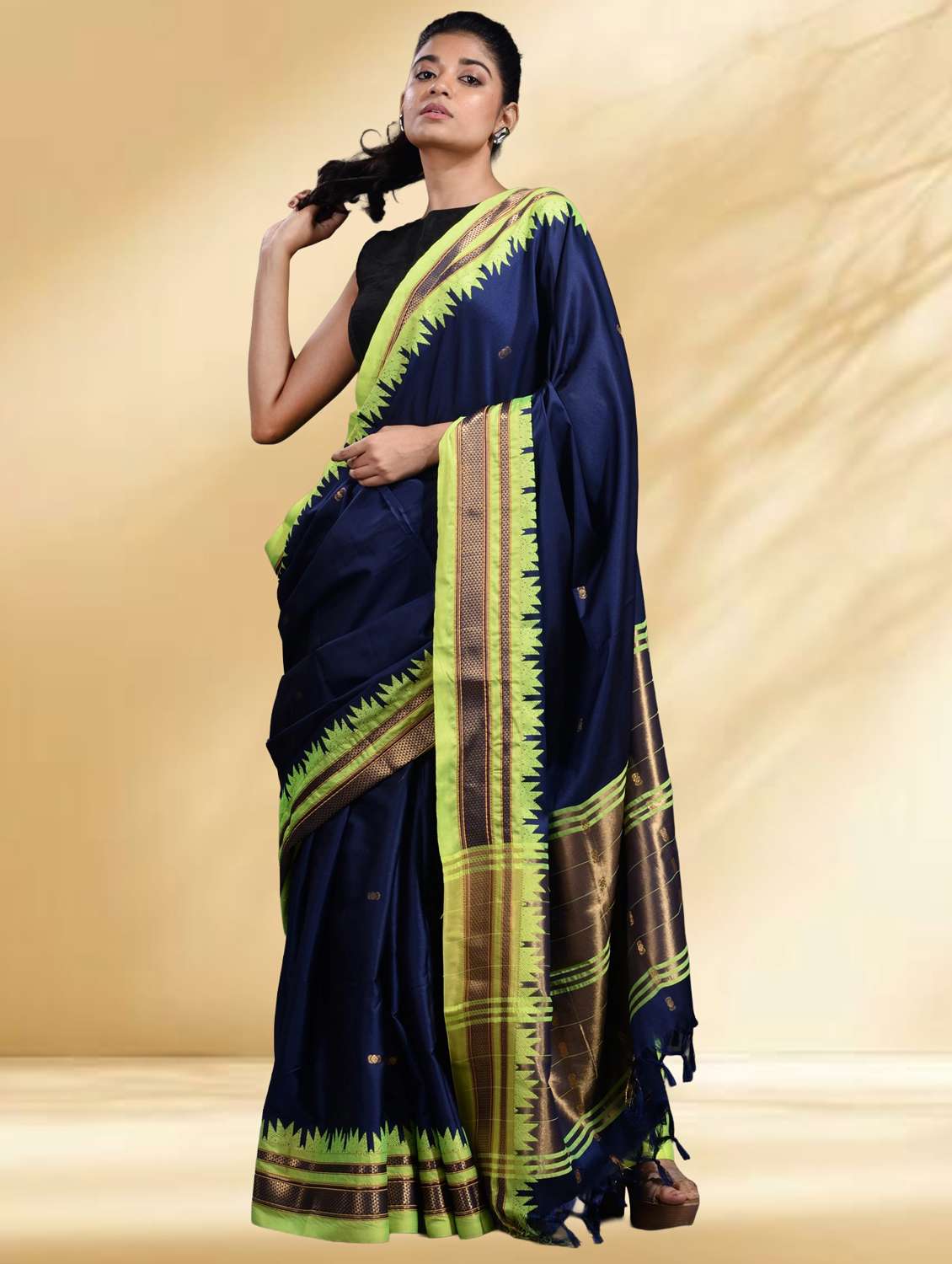 women self design handloom saree with blouse
