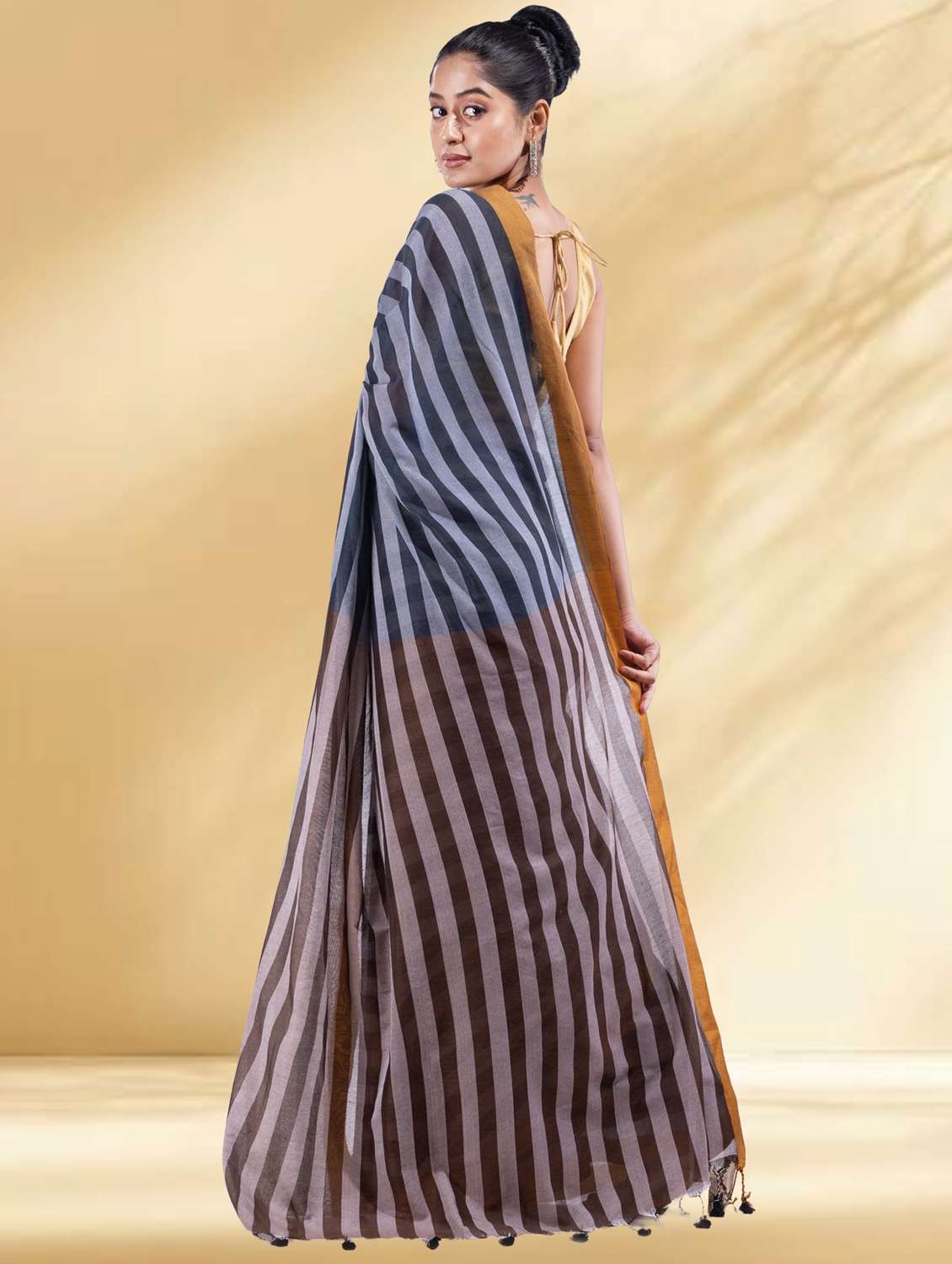 women striped handloom saree with blouse - 22079310 -  Standard Image - 3