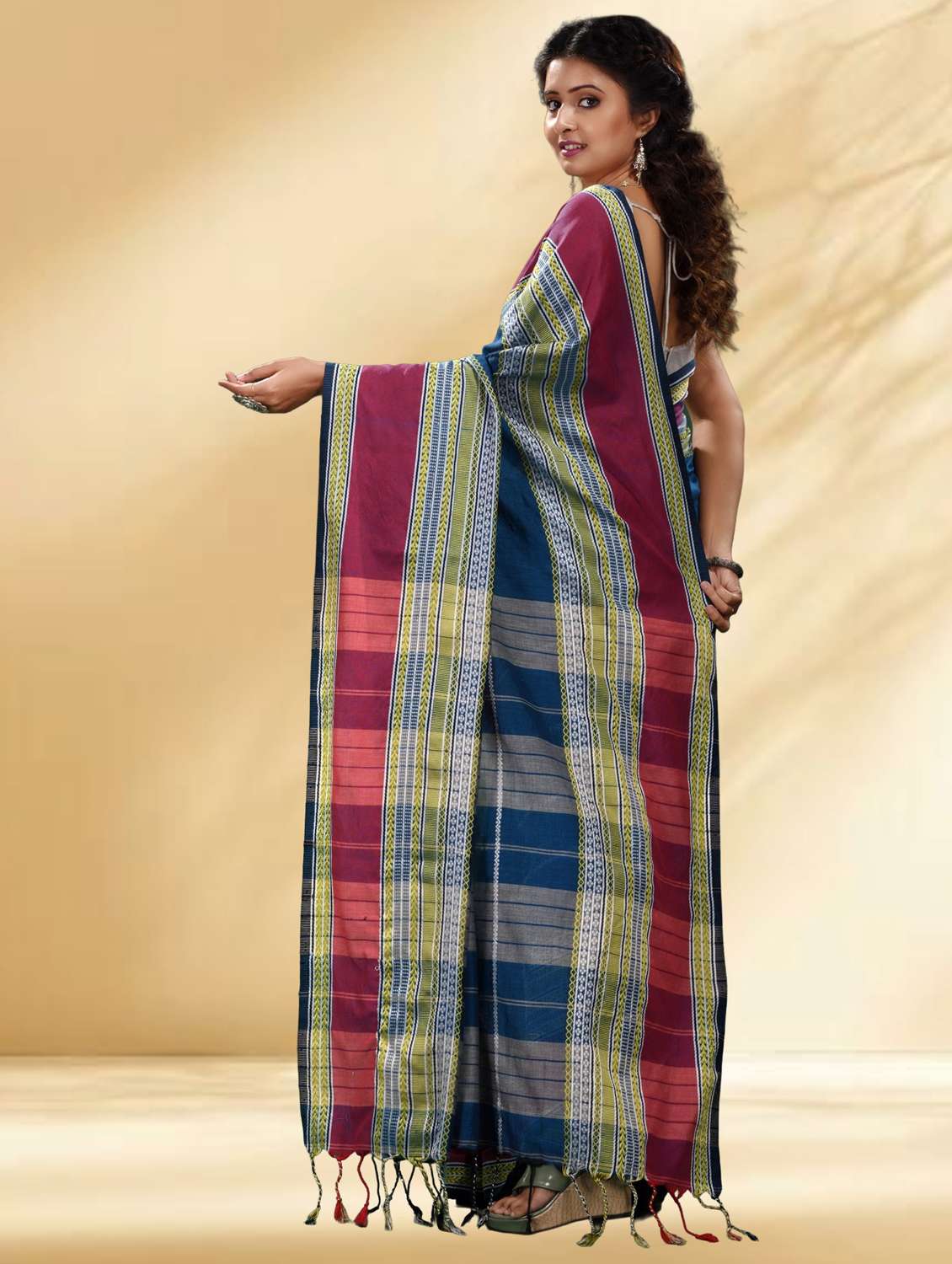 women self design handloom saree with blouse - 22079320 - Standard Image - 3