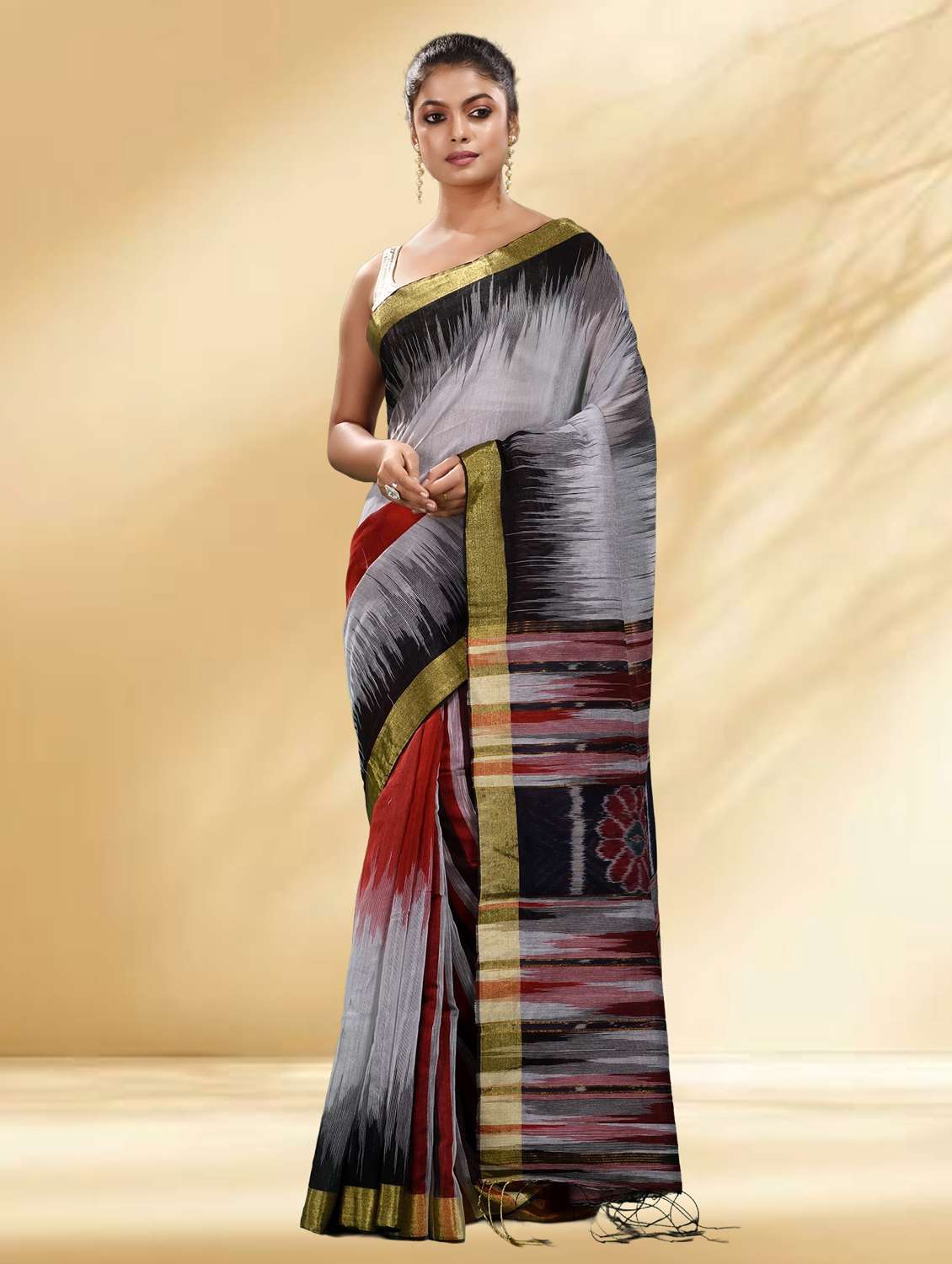 women self design handloom saree with blouse