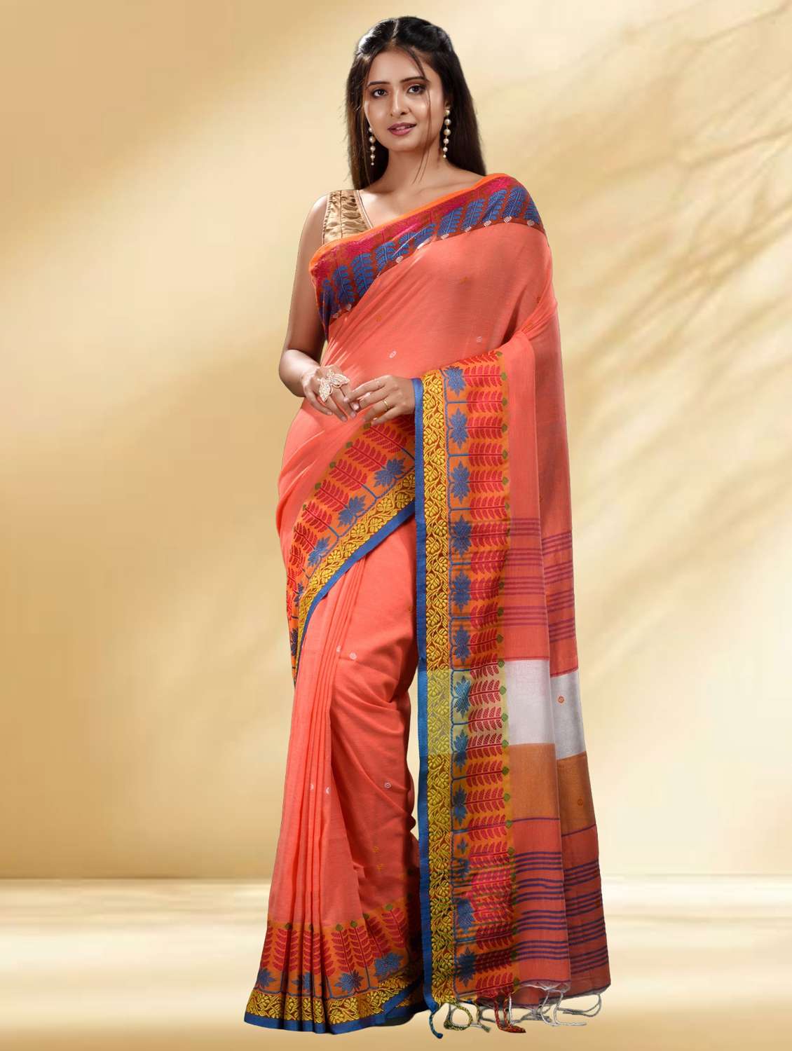 women self design handloom saree with blouse