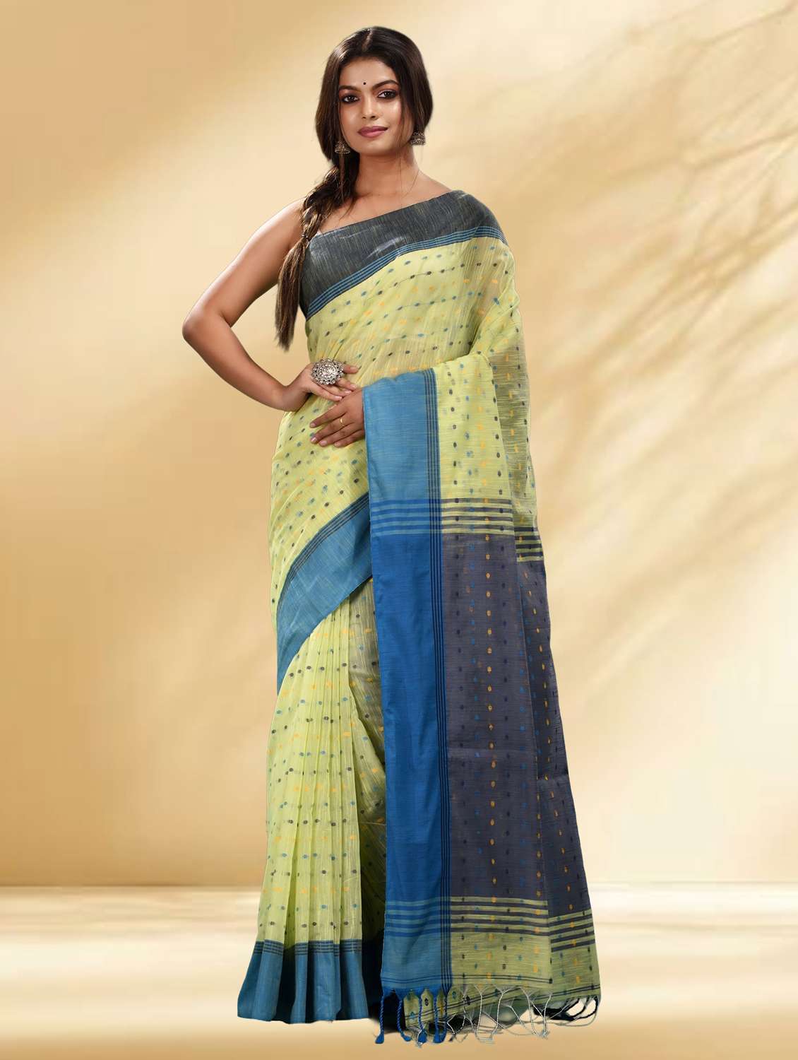 women self design handloom saree with blouse