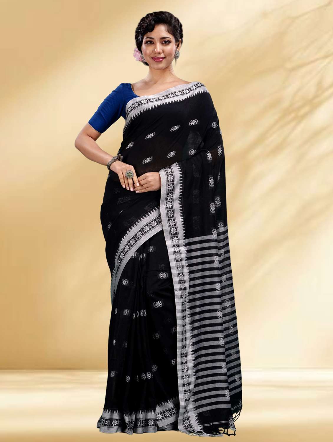 women self design handloom saree with blouse