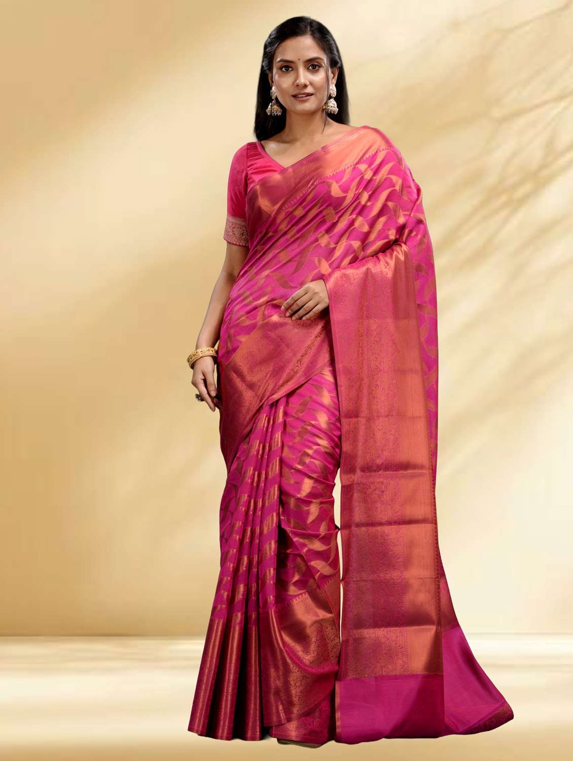 women self design bordered saree with blouse