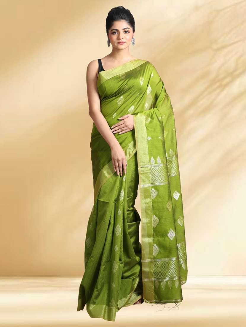 women self design handloom saree with blouse