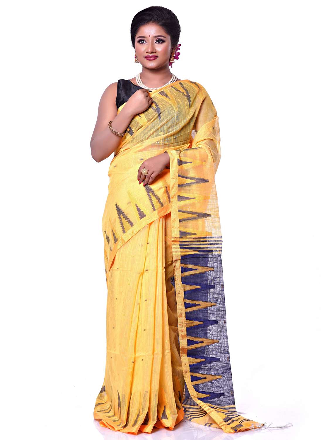 women self design handloom saree with blouse