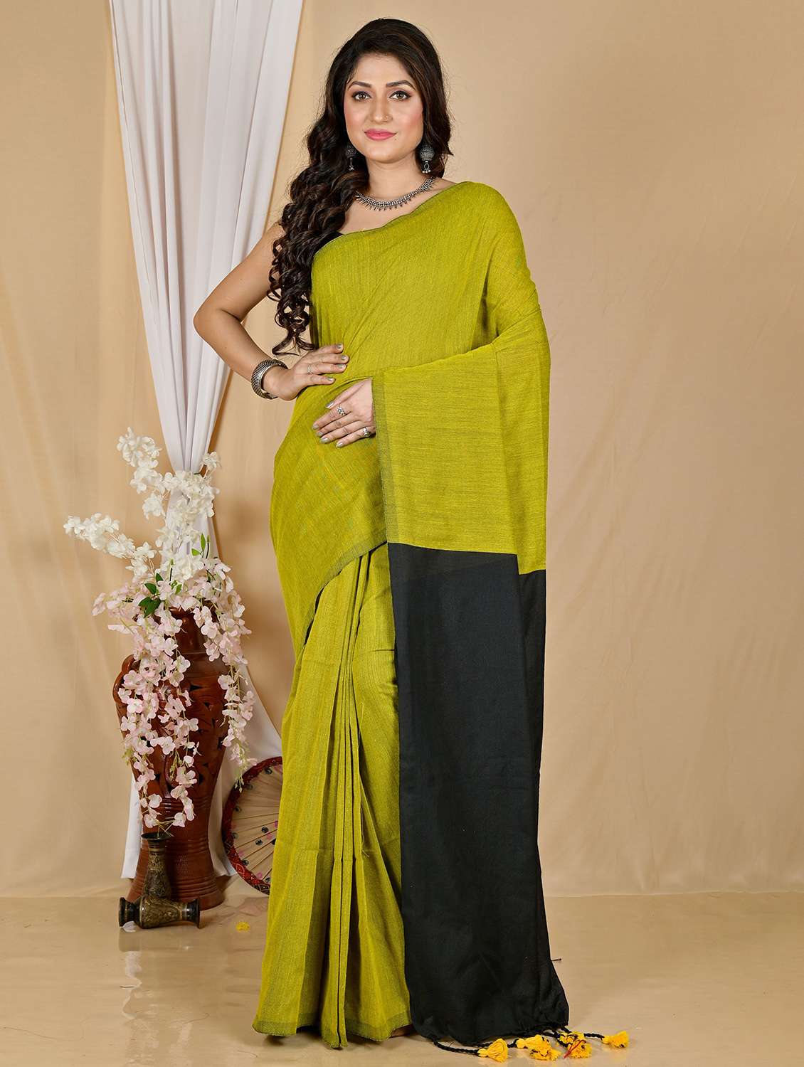 women solid handloom saree with blouse