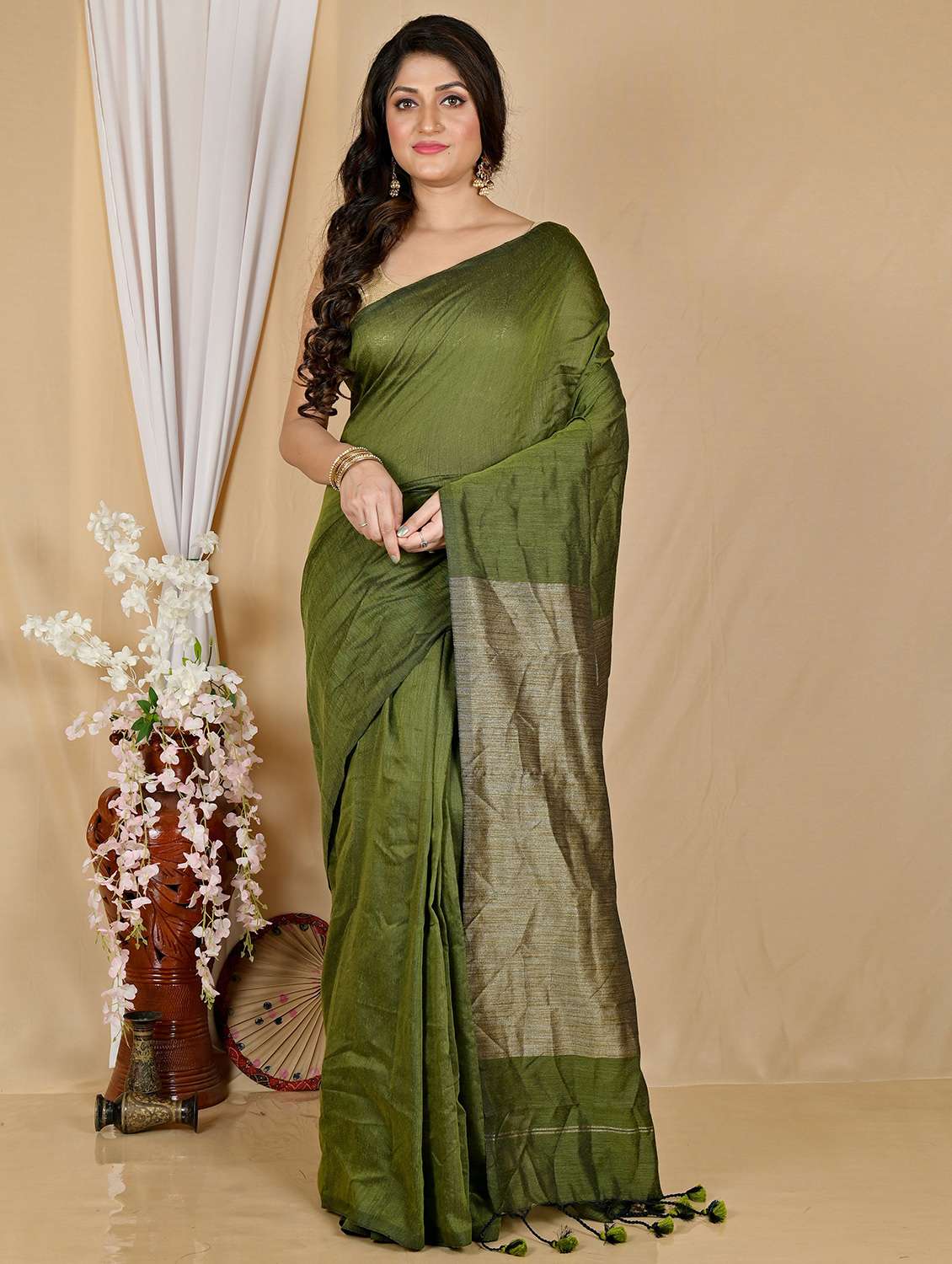 women solid handloom saree with blouse