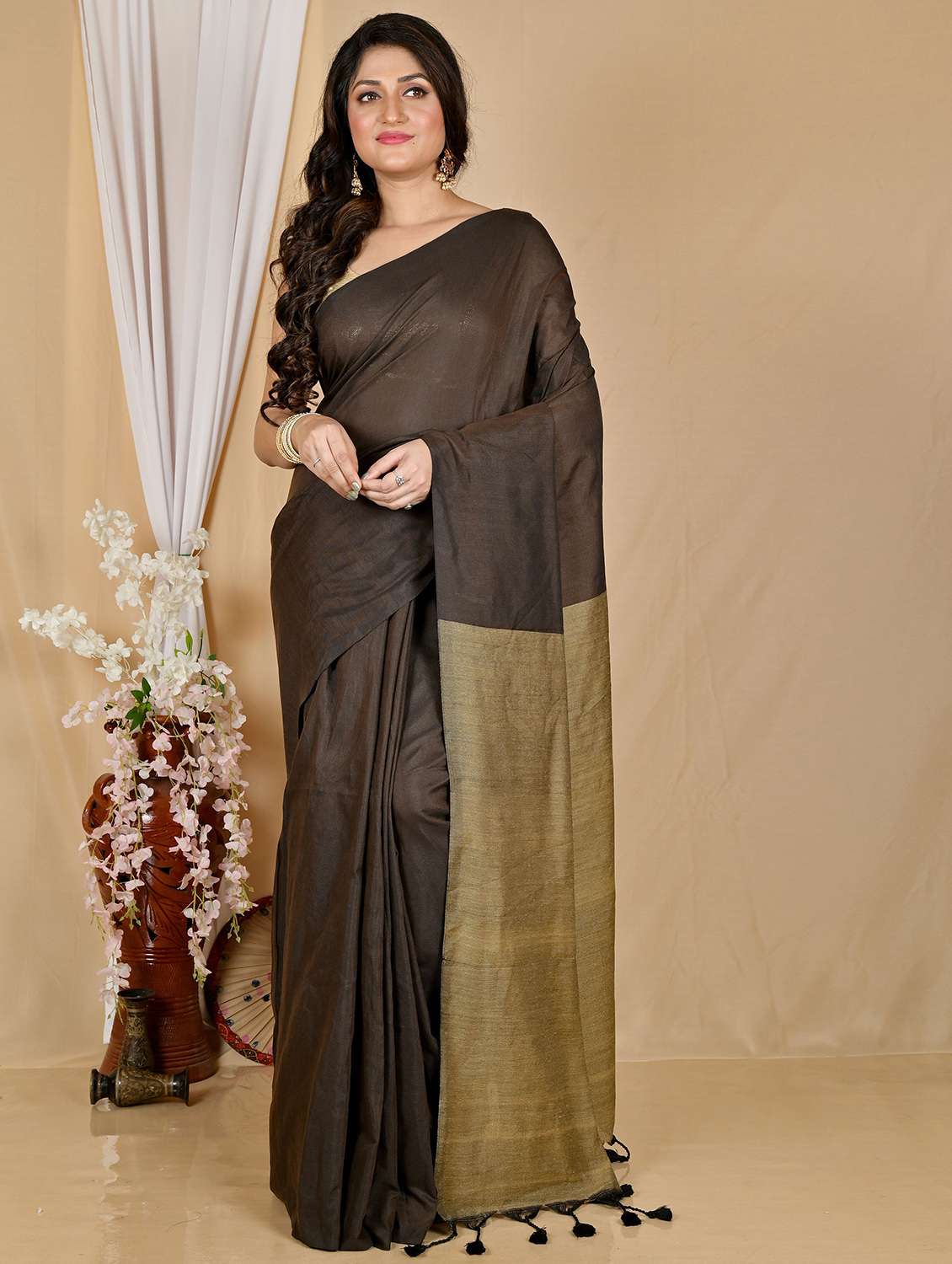women solid handloom saree with blouse