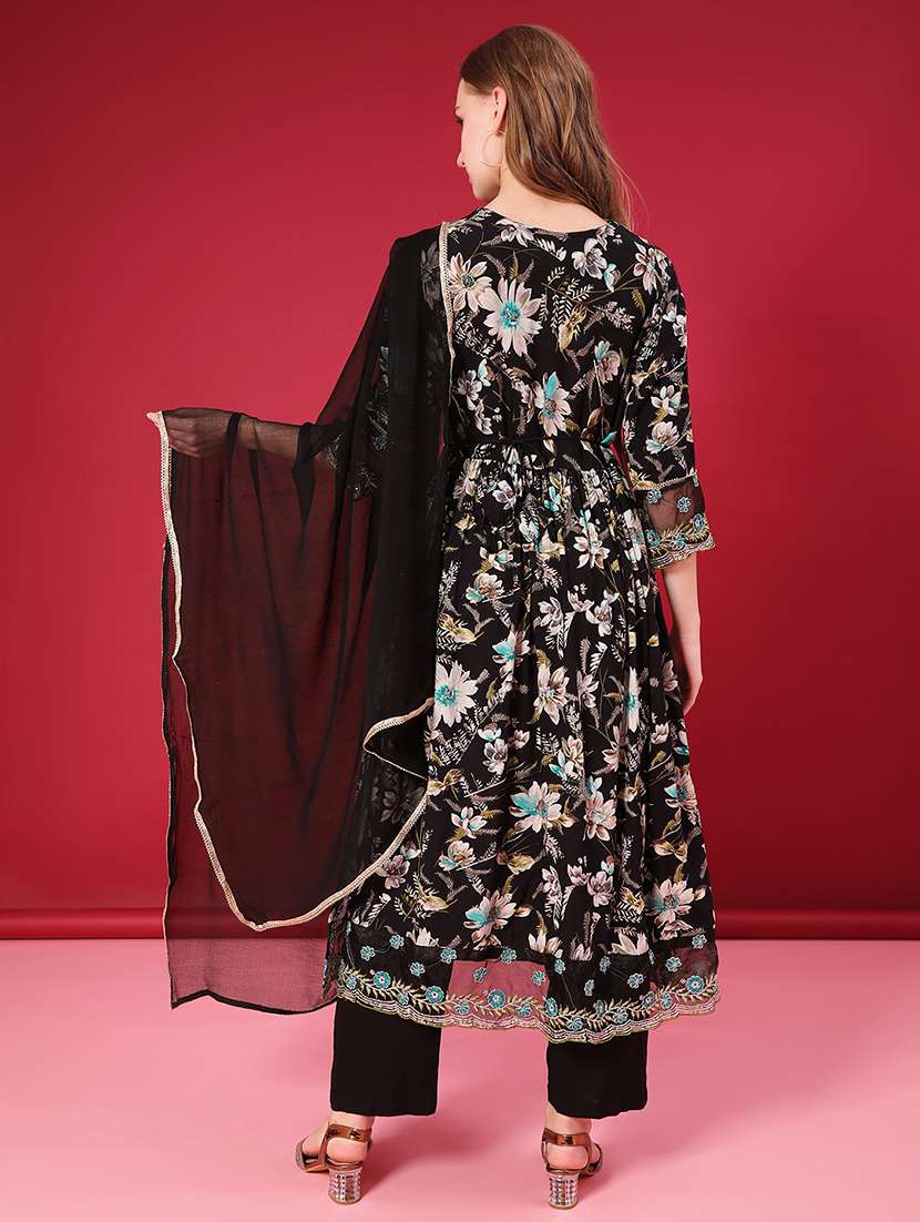 women three quarter sleeve kurta and pant with dupatta - 22082136 -  Standard Image - 3