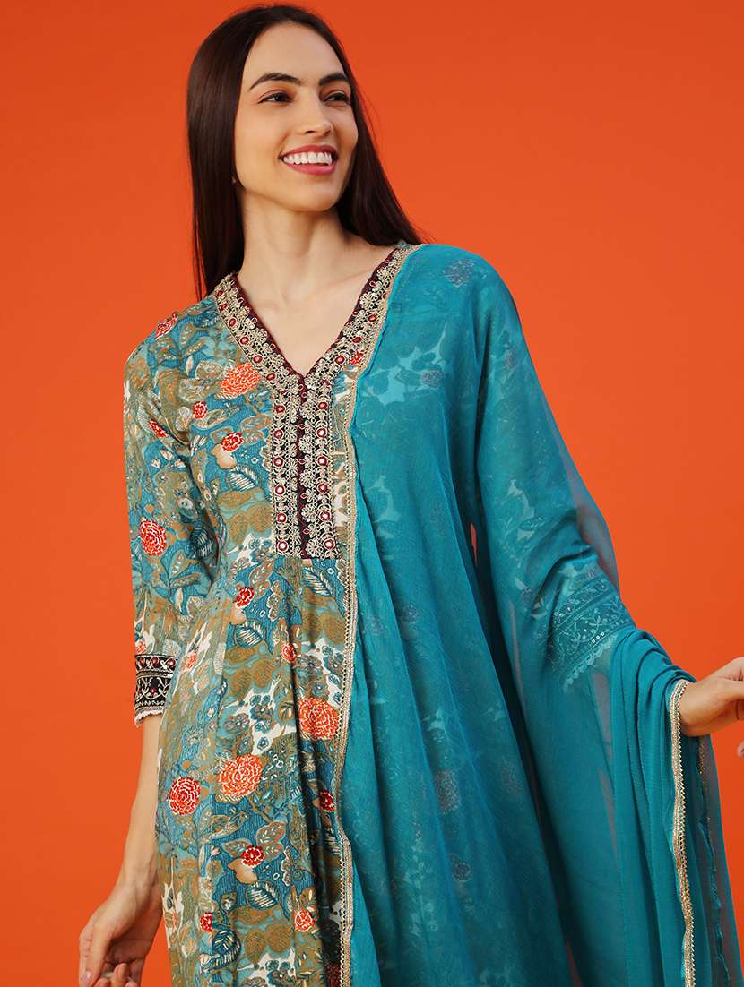 women three quarter sleeve kurta and pant with dupatta - 22082137 -  Standard Image - 3