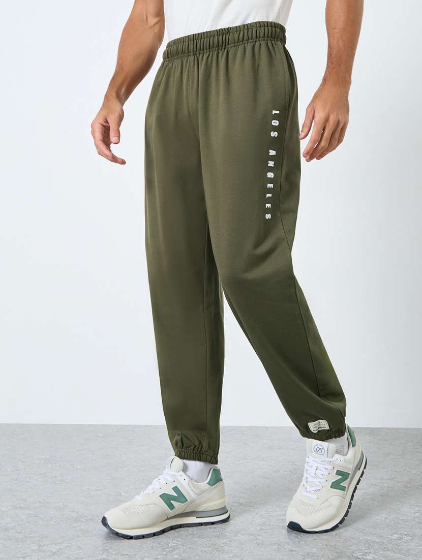 men typographic mid rise relaxed fit jogger