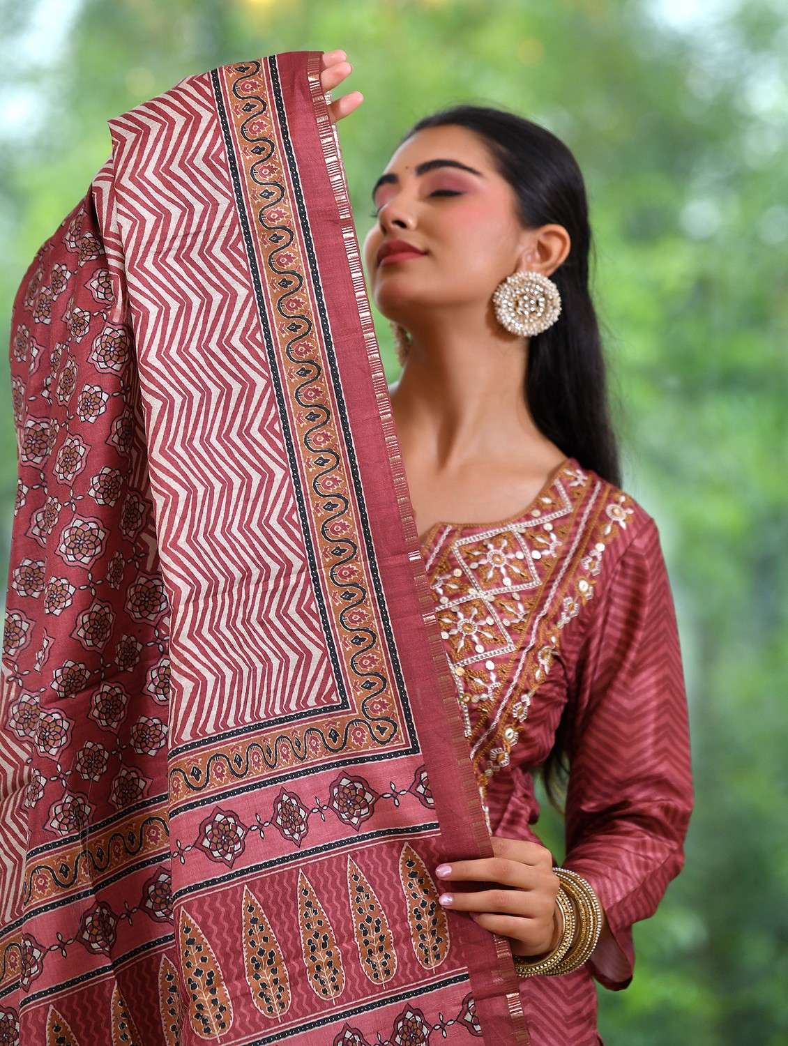 women chevron three quarter sleeve kurta pant with dupatta set - 22084021 - Standard Image - 3