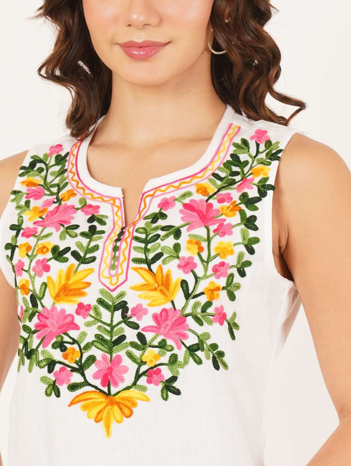 women embroidered sleeveless straight kurti - 22084196 - Standard Image - 3