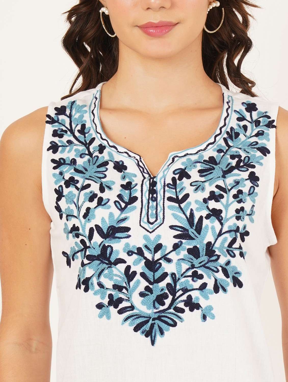 women embroidered sleeveless straight kurti - 22084197 - Standard Image - 3