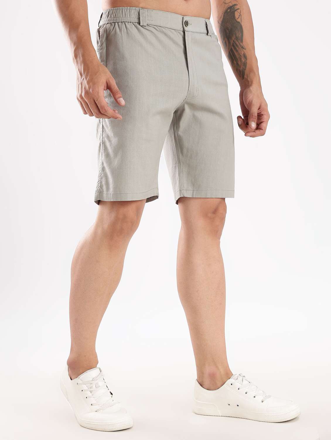 men solid mid rise regular fit shorts