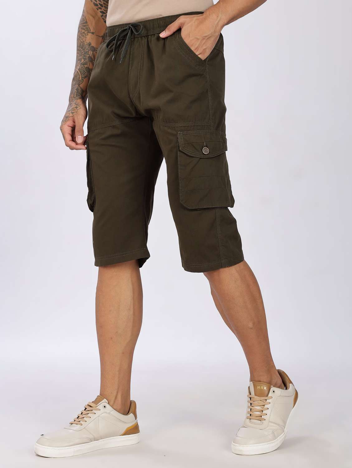 men solid mid rise regular fit three fourth cargo shorts