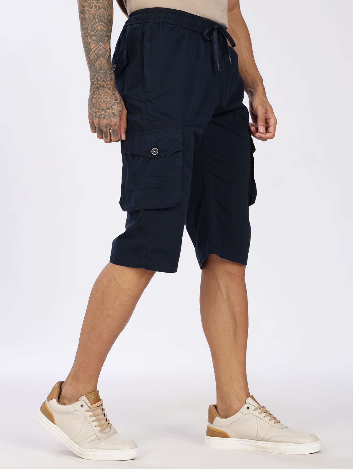 men solid mid rise regular fit three fourth cargo shorts