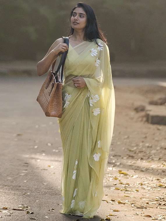 women floral printed saree with blouse - 22085849 -  Standard Image - 3