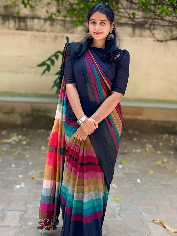 women striped printed saree with blouse - 22085867 - Standard Image - 3