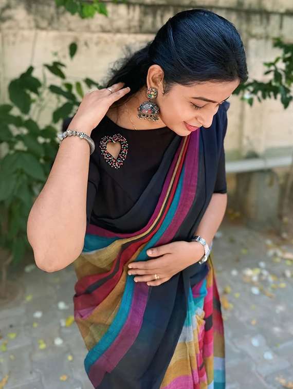 women striped printed saree with blouse - 22085867 - Standard Image - 5